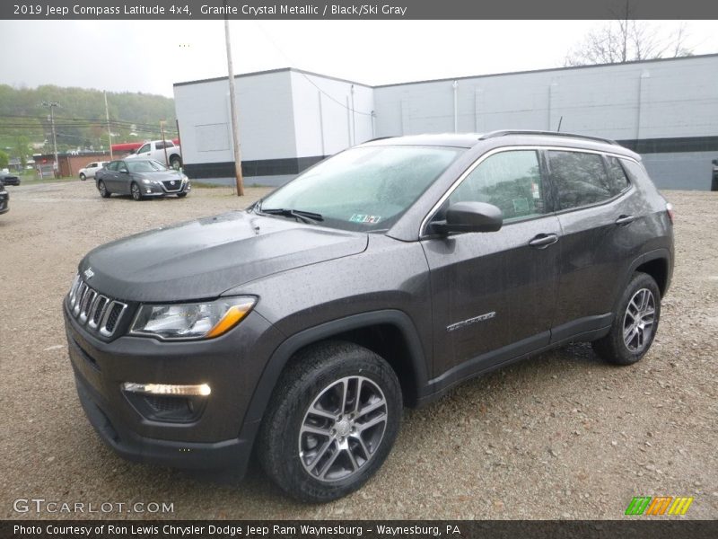 Front 3/4 View of 2019 Compass Latitude 4x4