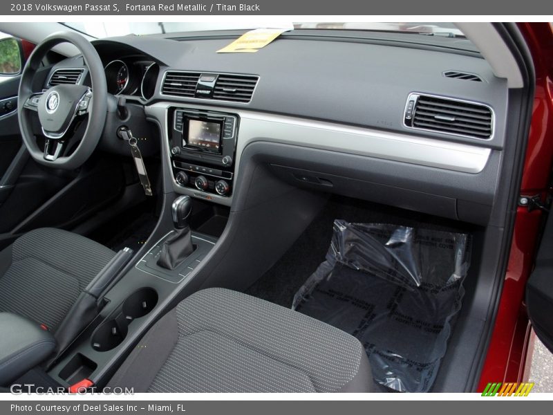 Fortana Red Metallic / Titan Black 2018 Volkswagen Passat S