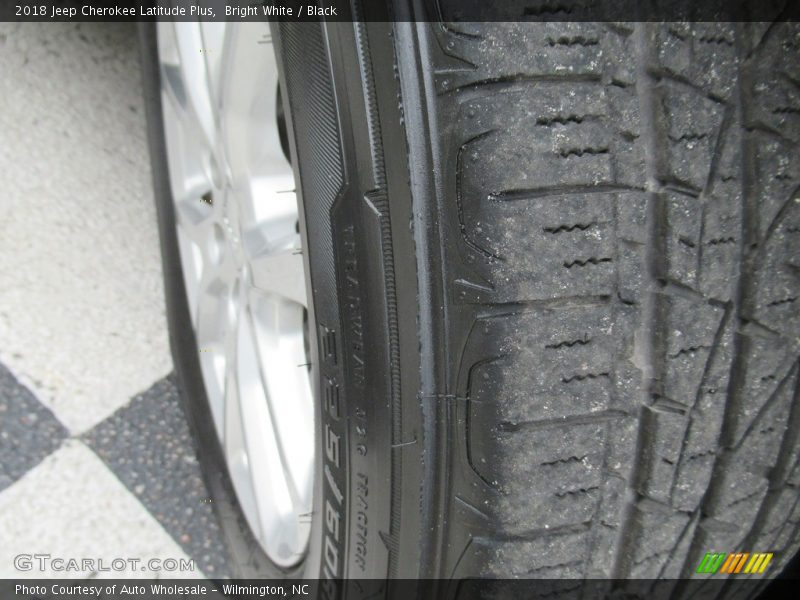 Bright White / Black 2018 Jeep Cherokee Latitude Plus