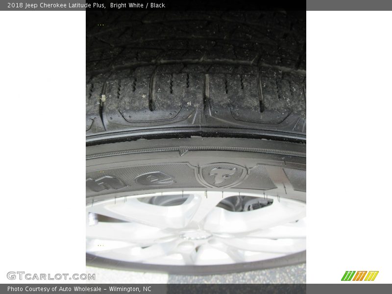 Bright White / Black 2018 Jeep Cherokee Latitude Plus