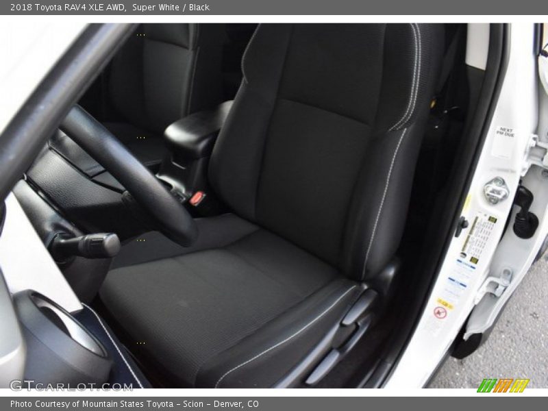 Super White / Black 2018 Toyota RAV4 XLE AWD