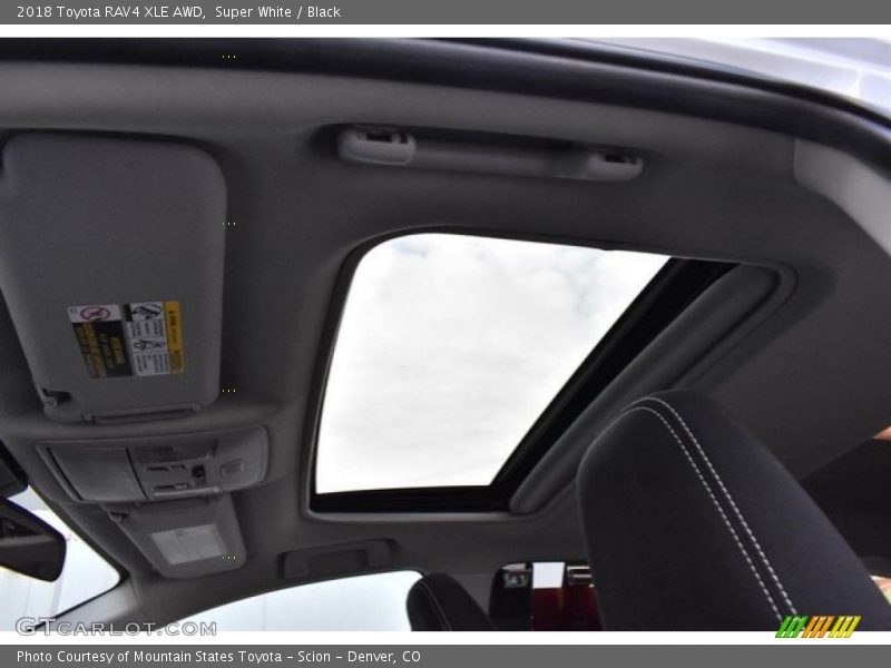 Super White / Black 2018 Toyota RAV4 XLE AWD
