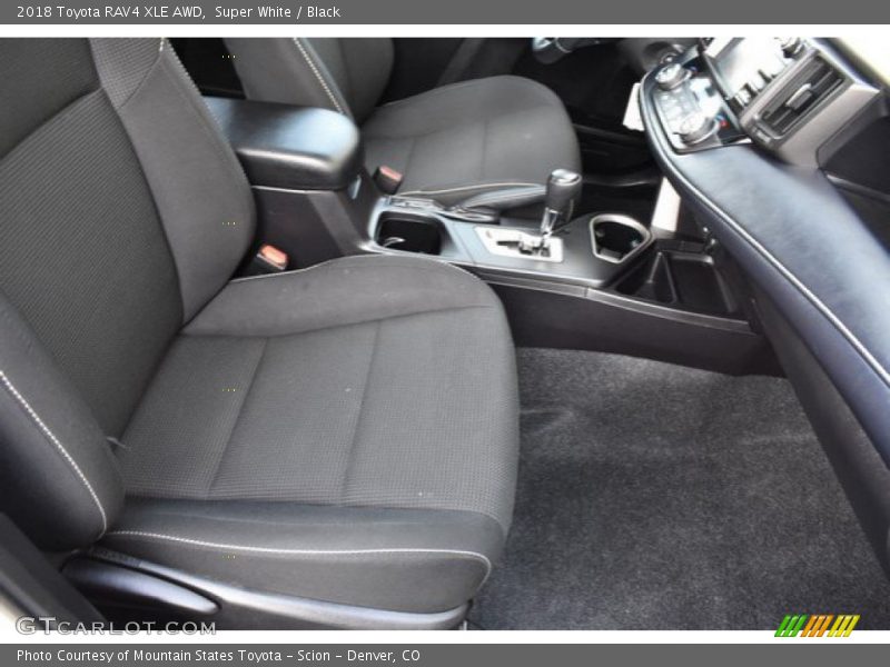 Super White / Black 2018 Toyota RAV4 XLE AWD