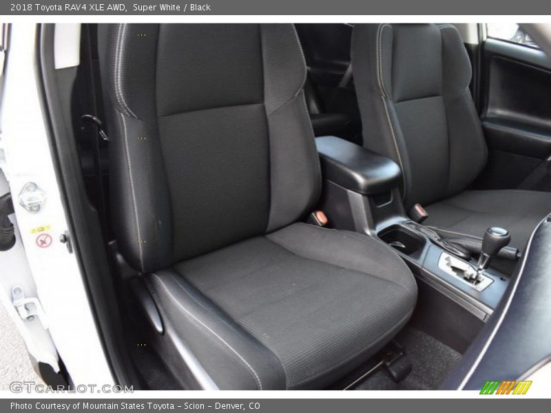 Super White / Black 2018 Toyota RAV4 XLE AWD