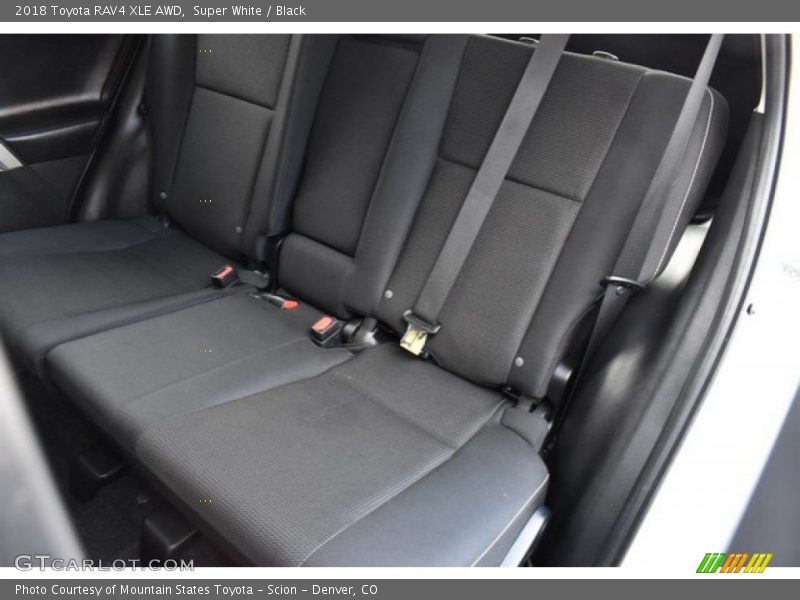 Super White / Black 2018 Toyota RAV4 XLE AWD