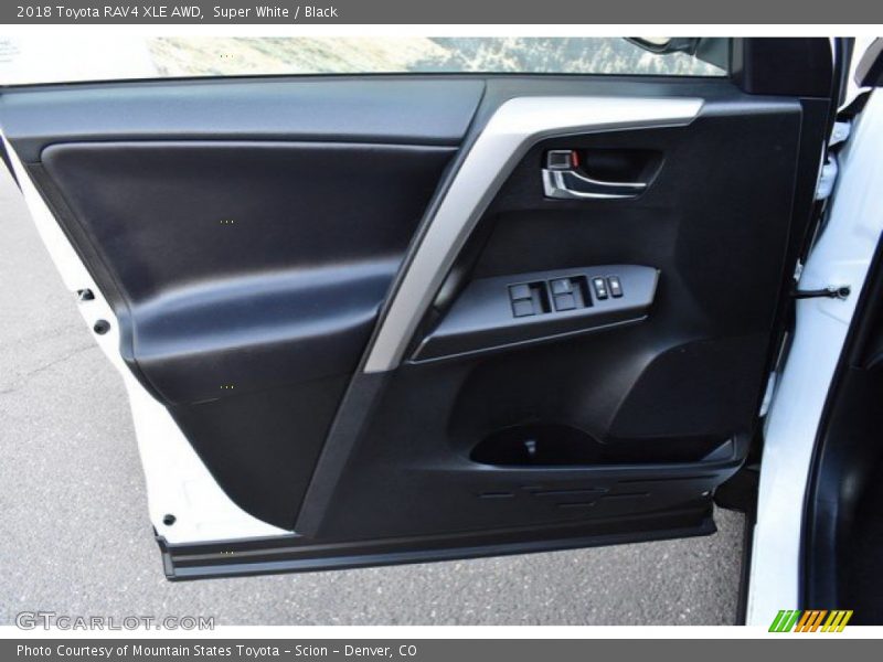 Super White / Black 2018 Toyota RAV4 XLE AWD