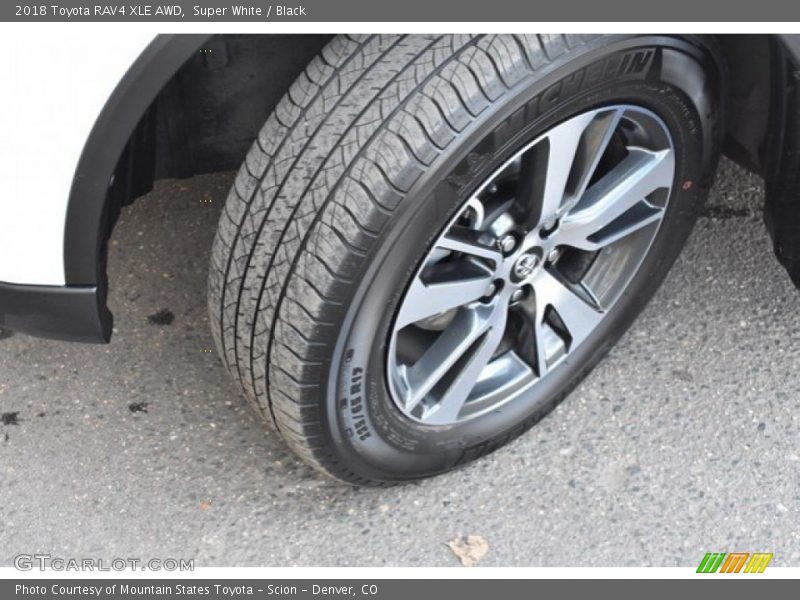 Super White / Black 2018 Toyota RAV4 XLE AWD