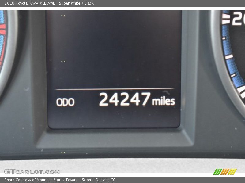 Super White / Black 2018 Toyota RAV4 XLE AWD
