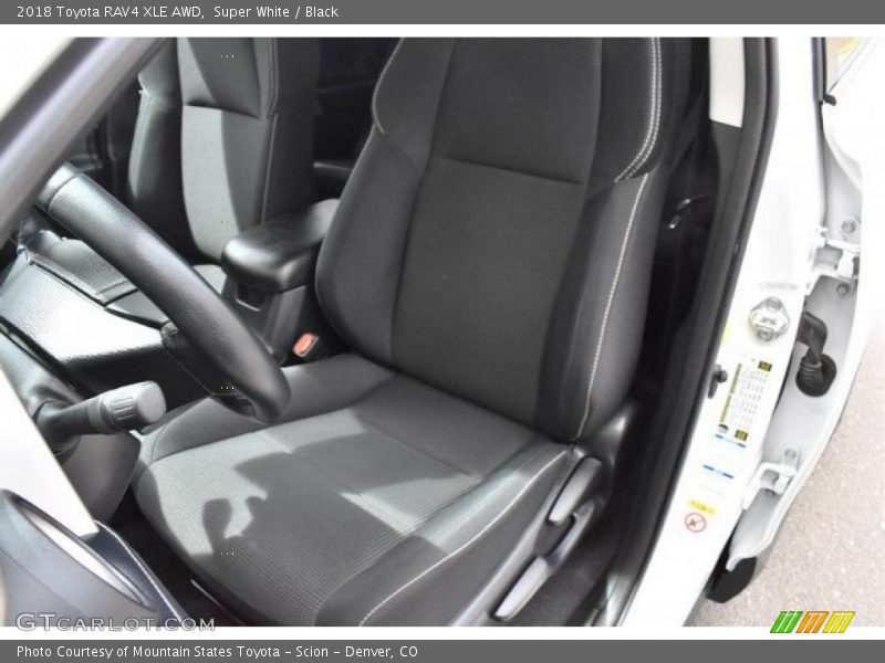 Super White / Black 2018 Toyota RAV4 XLE AWD