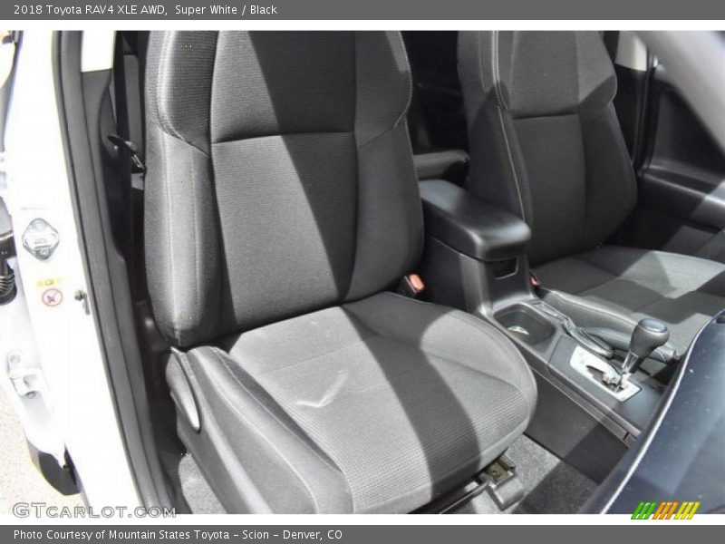 Super White / Black 2018 Toyota RAV4 XLE AWD