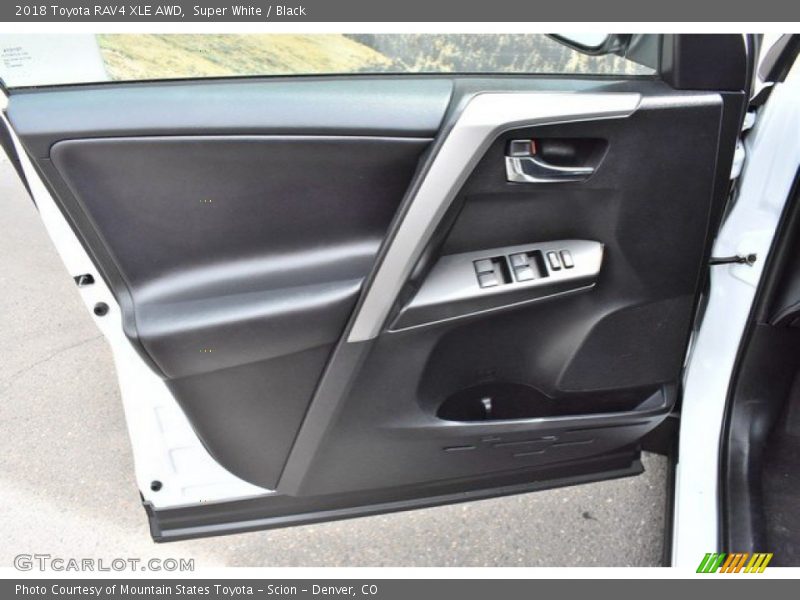 Super White / Black 2018 Toyota RAV4 XLE AWD