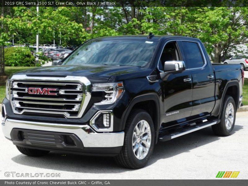 Front 3/4 View of 2019 Sierra 1500 SLT Crew Cab