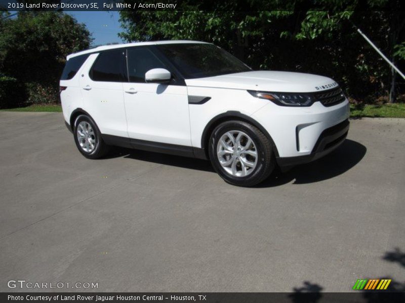 Fuji White / Acorn/Ebony 2019 Land Rover Discovery SE