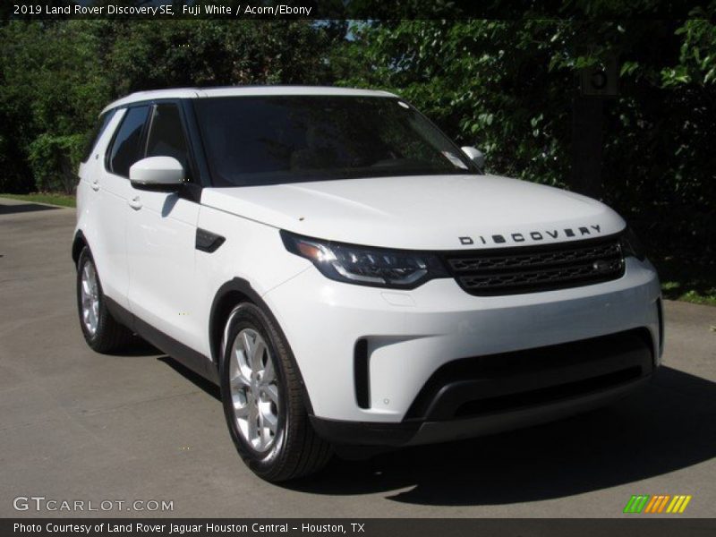 Fuji White / Acorn/Ebony 2019 Land Rover Discovery SE