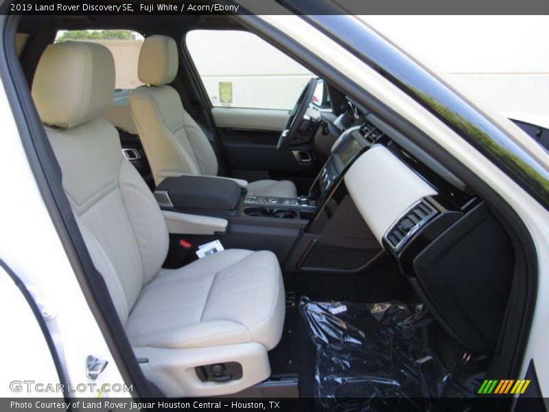 Fuji White / Acorn/Ebony 2019 Land Rover Discovery SE