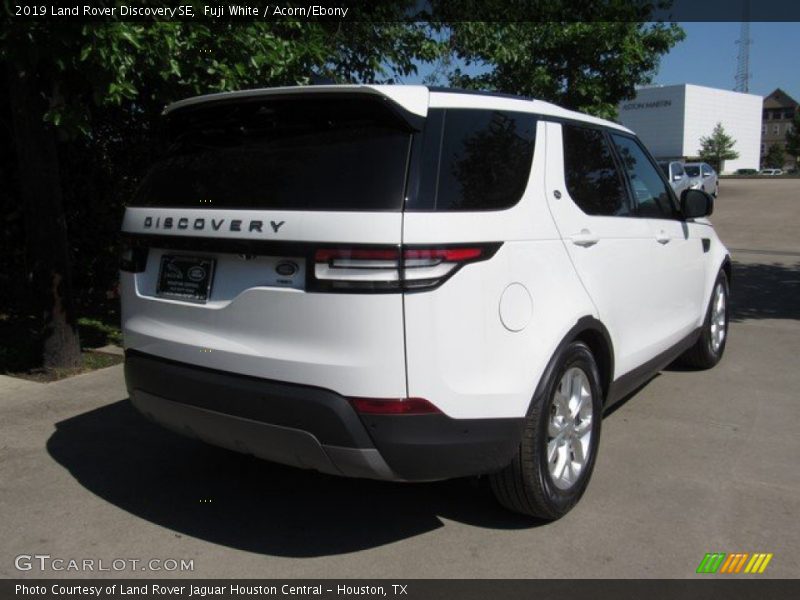 Fuji White / Acorn/Ebony 2019 Land Rover Discovery SE