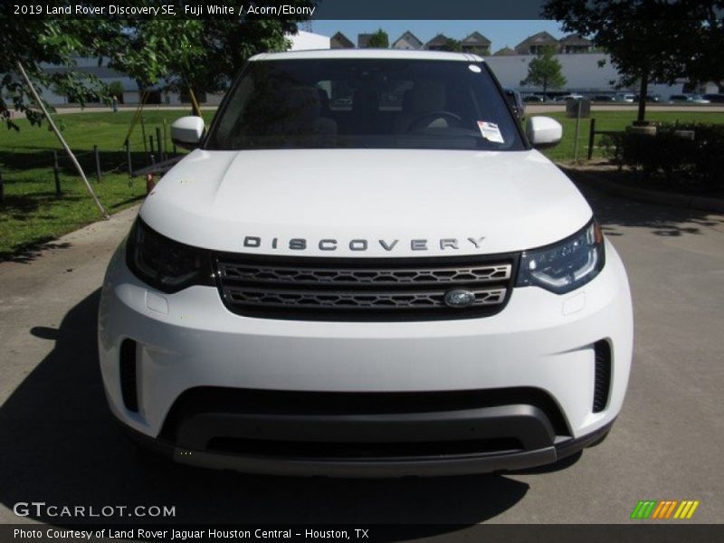 Fuji White / Acorn/Ebony 2019 Land Rover Discovery SE