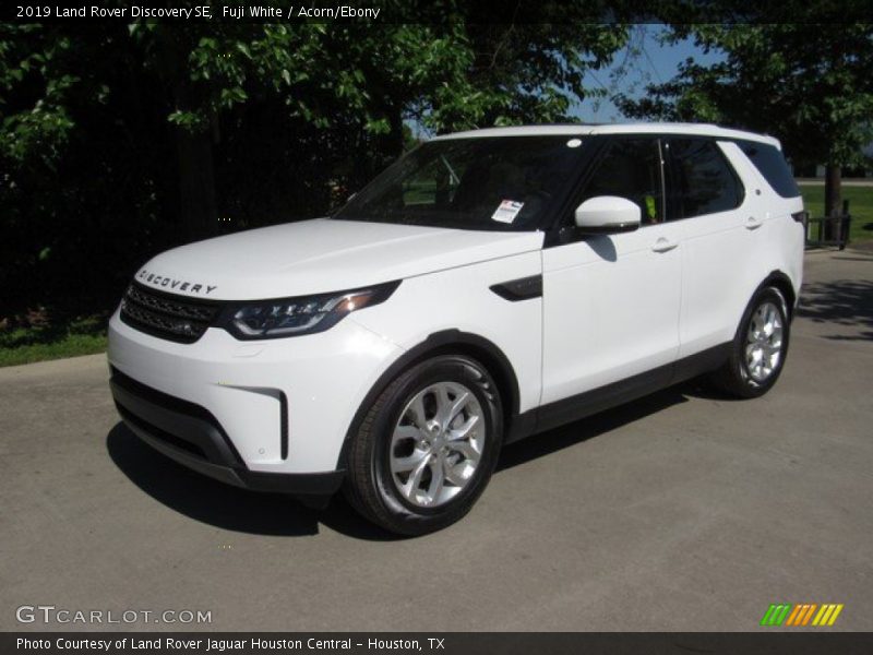 Front 3/4 View of 2019 Discovery SE
