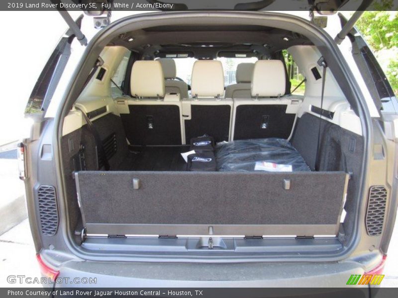Fuji White / Acorn/Ebony 2019 Land Rover Discovery SE