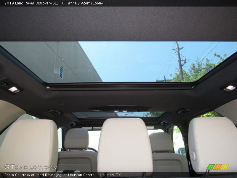 Fuji White / Acorn/Ebony 2019 Land Rover Discovery SE