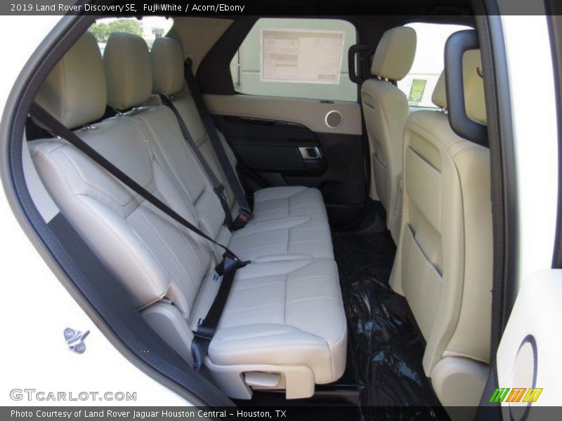 Fuji White / Acorn/Ebony 2019 Land Rover Discovery SE