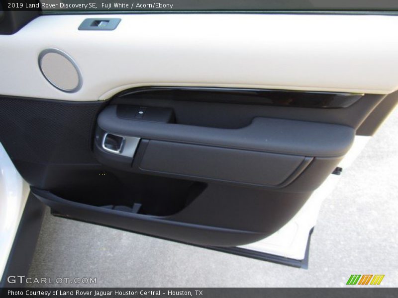 Fuji White / Acorn/Ebony 2019 Land Rover Discovery SE