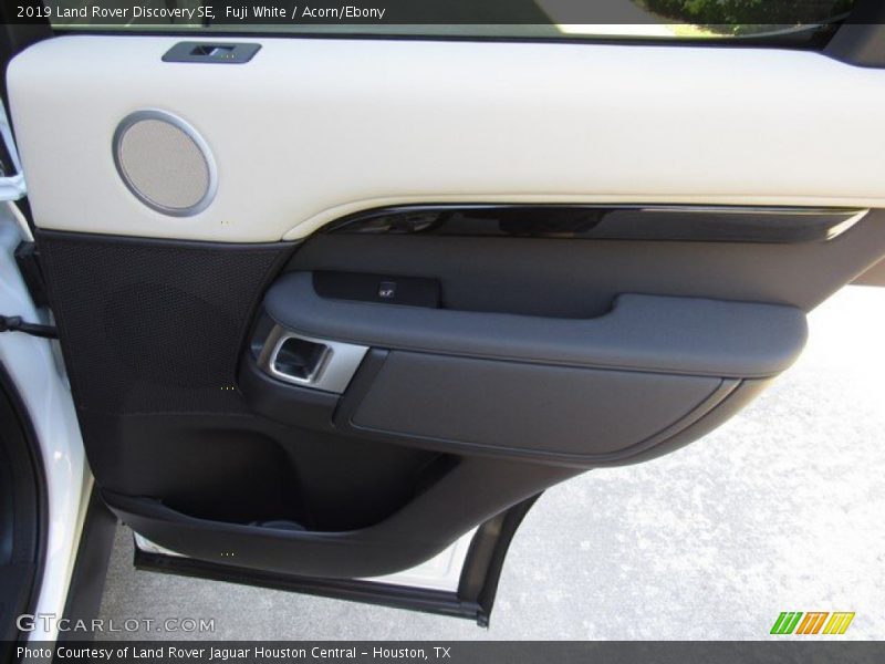 Fuji White / Acorn/Ebony 2019 Land Rover Discovery SE
