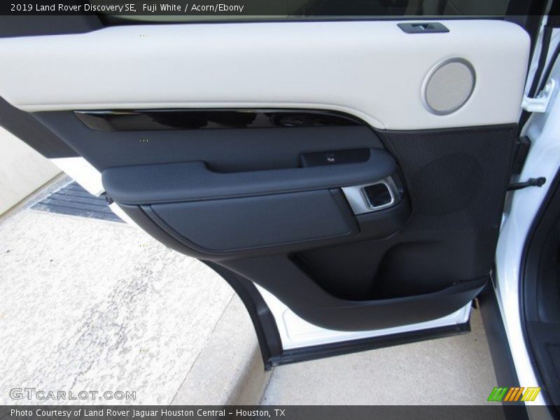 Fuji White / Acorn/Ebony 2019 Land Rover Discovery SE