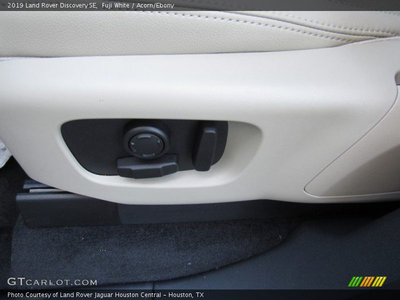 Fuji White / Acorn/Ebony 2019 Land Rover Discovery SE