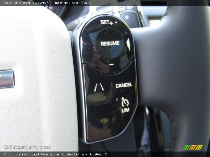 Fuji White / Acorn/Ebony 2019 Land Rover Discovery SE