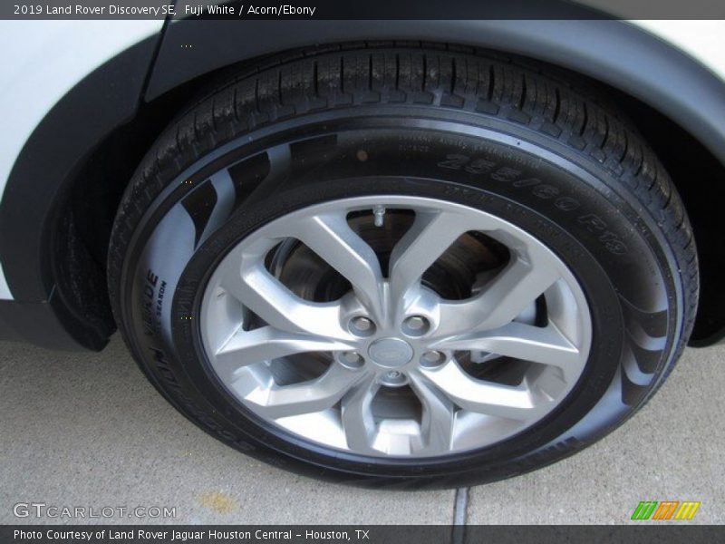 Fuji White / Acorn/Ebony 2019 Land Rover Discovery SE
