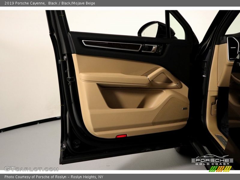 Black / Black/Mojave Beige 2019 Porsche Cayenne