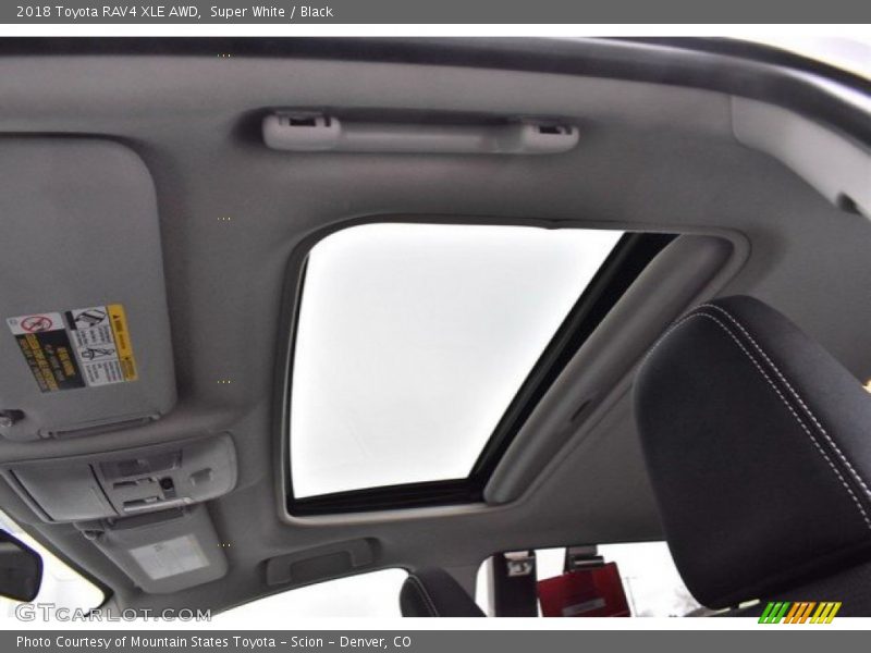 Super White / Black 2018 Toyota RAV4 XLE AWD