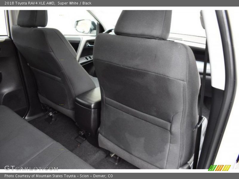Super White / Black 2018 Toyota RAV4 XLE AWD