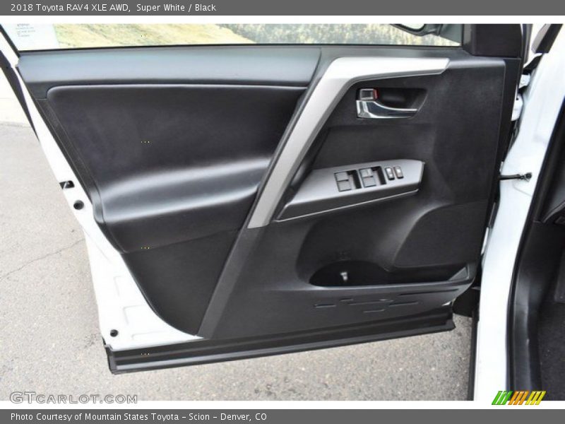 Super White / Black 2018 Toyota RAV4 XLE AWD