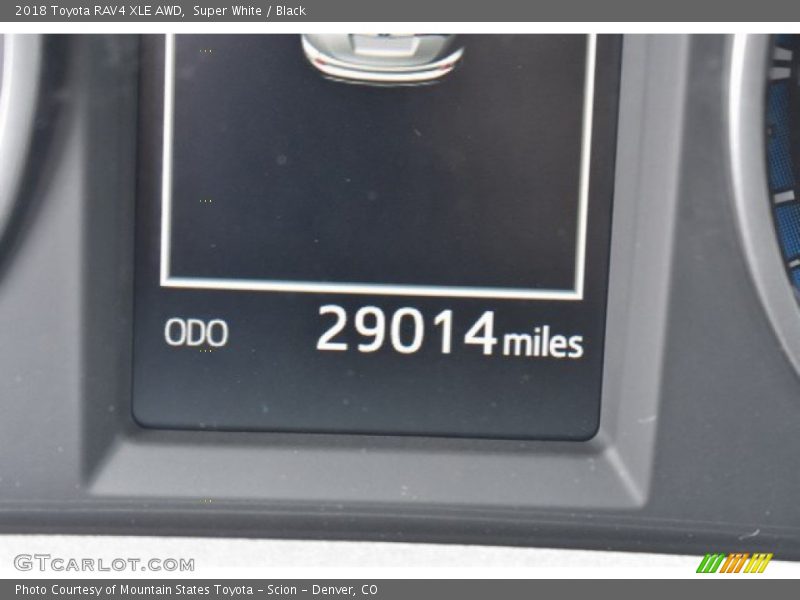 Super White / Black 2018 Toyota RAV4 XLE AWD