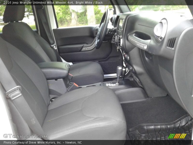 Bright White / Black 2016 Jeep Wrangler Unlimited Willys Wheeler 4x4