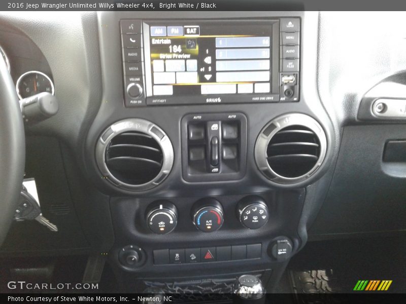 Bright White / Black 2016 Jeep Wrangler Unlimited Willys Wheeler 4x4