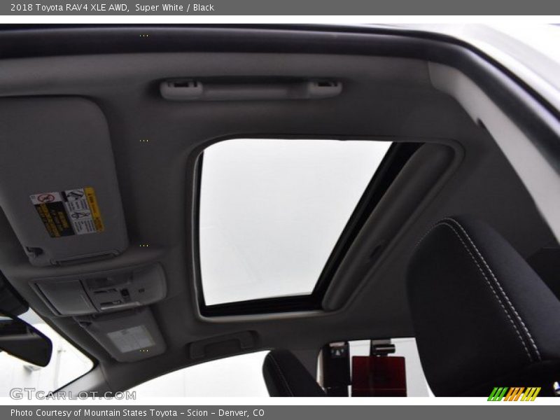 Super White / Black 2018 Toyota RAV4 XLE AWD