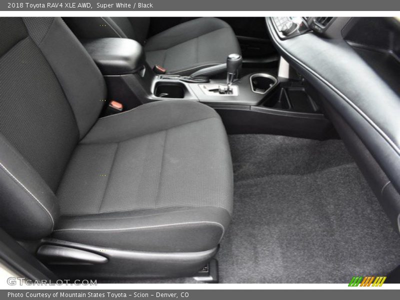 Super White / Black 2018 Toyota RAV4 XLE AWD