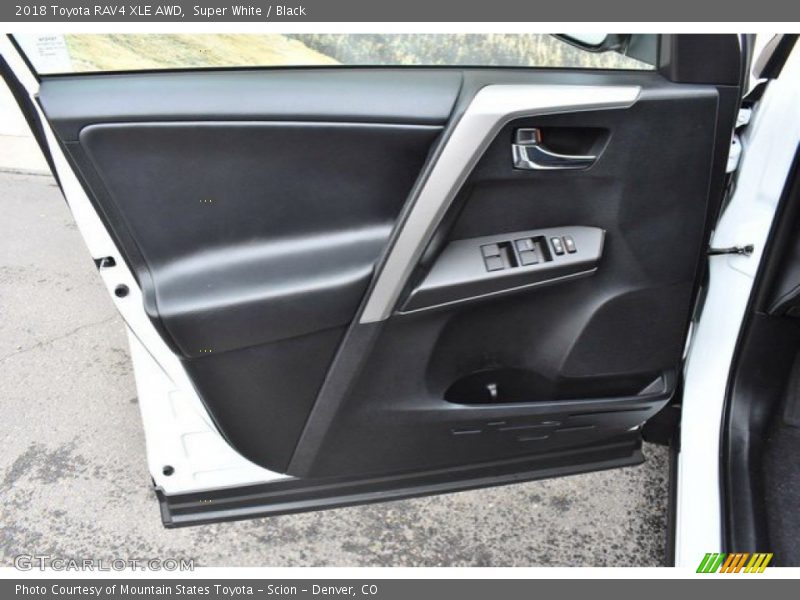 Super White / Black 2018 Toyota RAV4 XLE AWD
