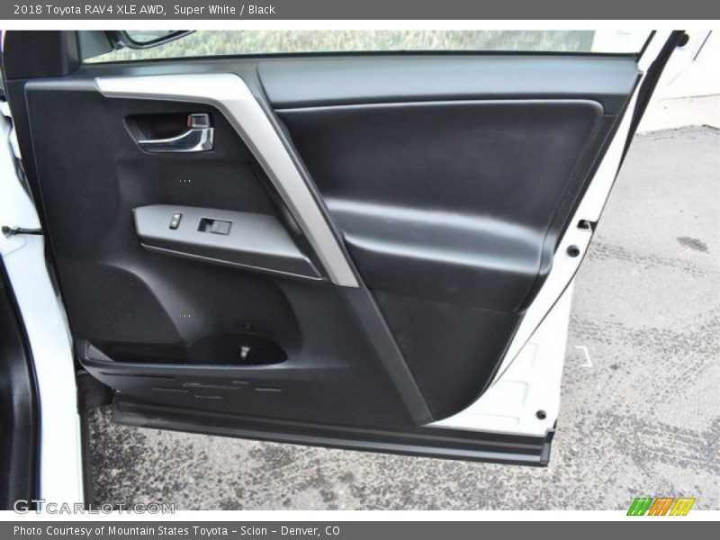 Super White / Black 2018 Toyota RAV4 XLE AWD