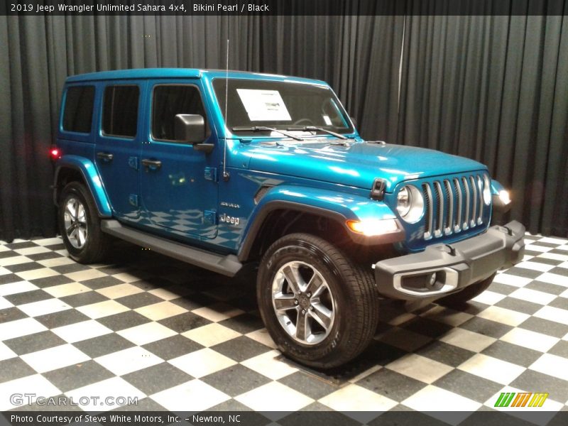 Front 3/4 View of 2019 Wrangler Unlimited Sahara 4x4