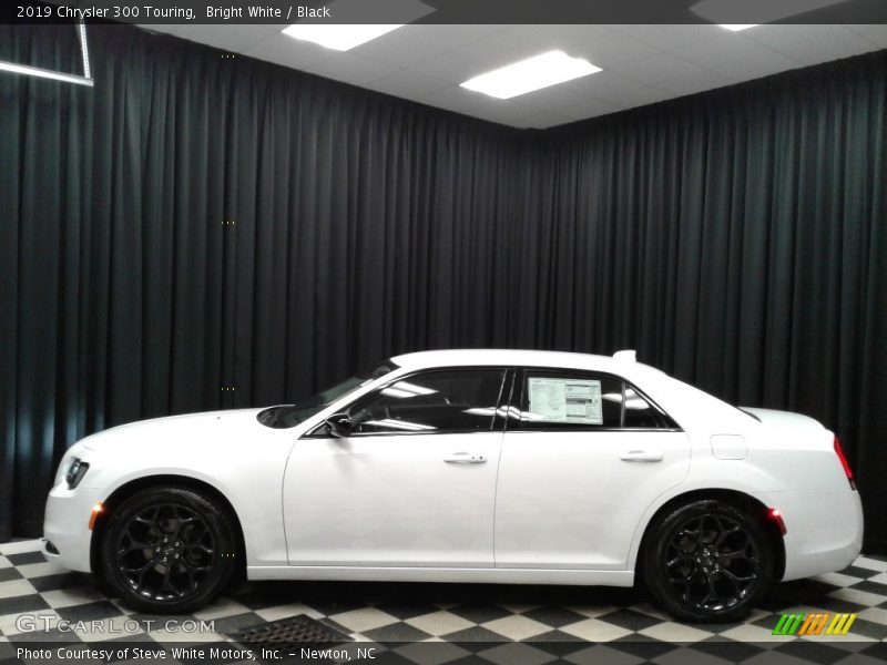 Bright White / Black 2019 Chrysler 300 Touring