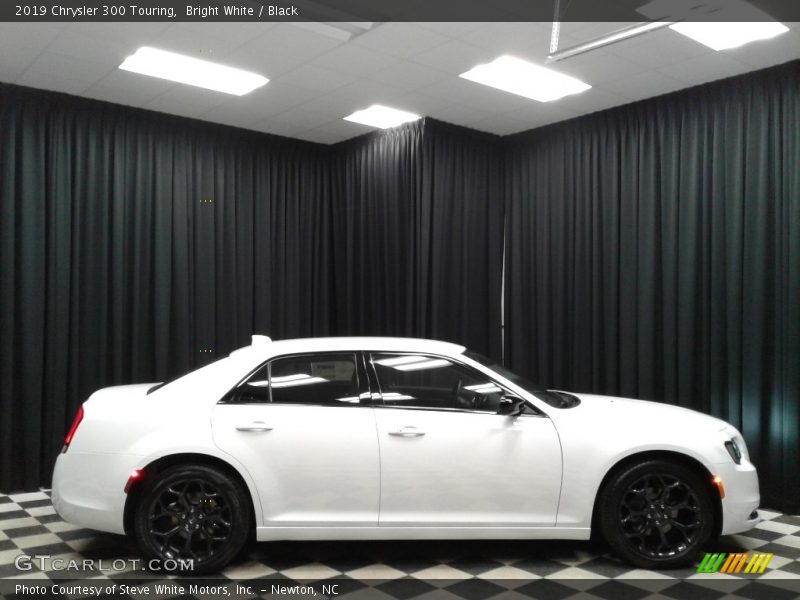 Bright White / Black 2019 Chrysler 300 Touring