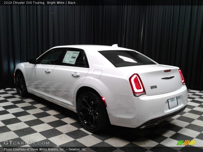 Bright White / Black 2019 Chrysler 300 Touring