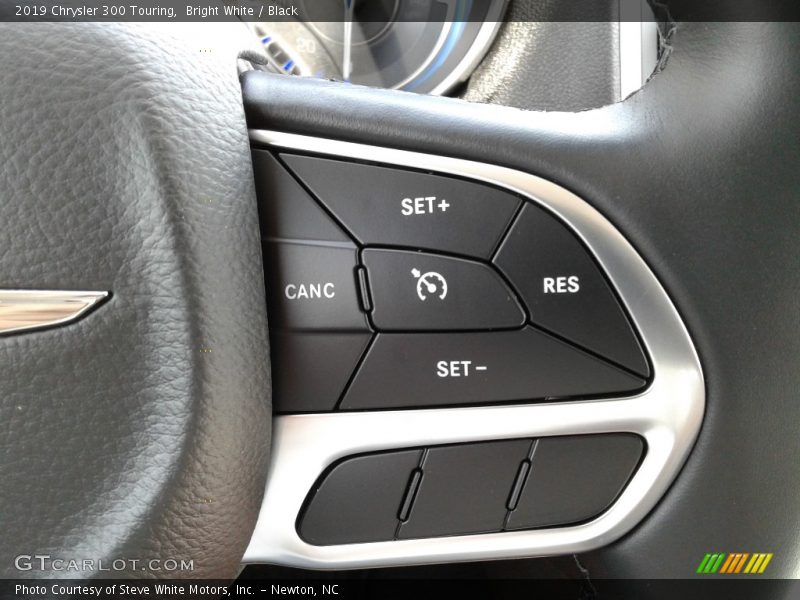 Bright White / Black 2019 Chrysler 300 Touring