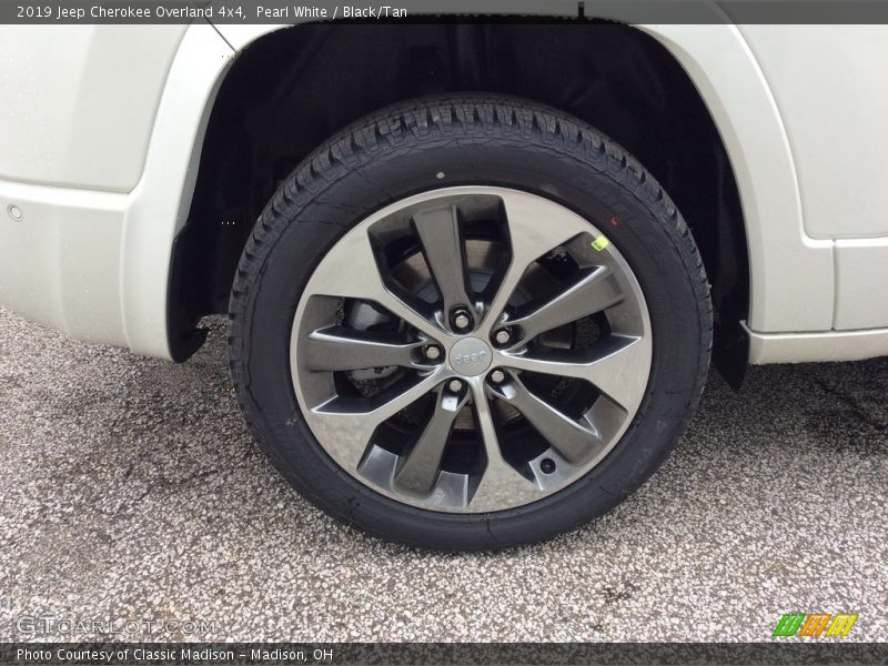 Pearl White / Black/Tan 2019 Jeep Cherokee Overland 4x4
