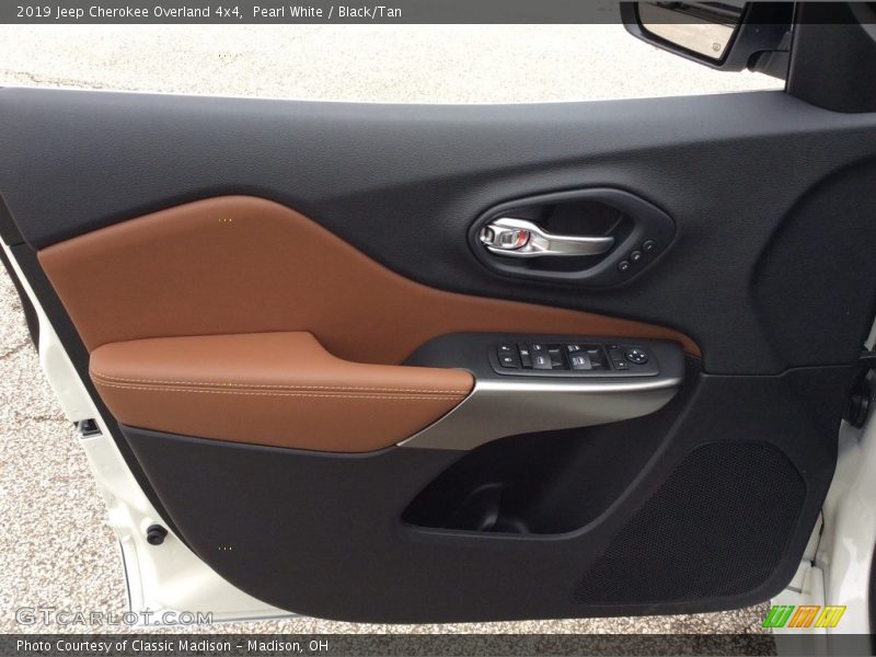 Pearl White / Black/Tan 2019 Jeep Cherokee Overland 4x4