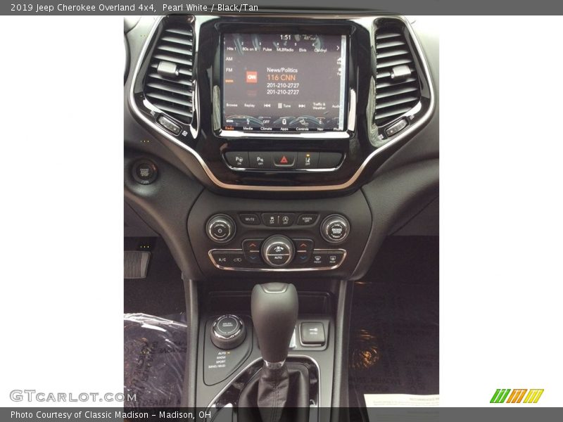 Pearl White / Black/Tan 2019 Jeep Cherokee Overland 4x4